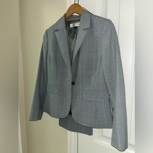 Women’s fitted Tahari pants suit size 4p freshly dry cleaned